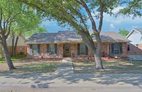 Photo of 2307 Statler Drive, Carrollton, TX 75007 (MLS # 21223749)