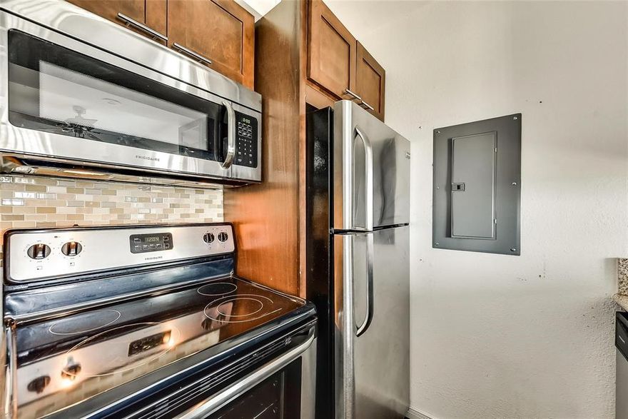 Conveniently located near Dallas Love Field airport.  Stainless Steel appliances and Laminated wood flooring throughout .  Comes complete with washer and dryer.