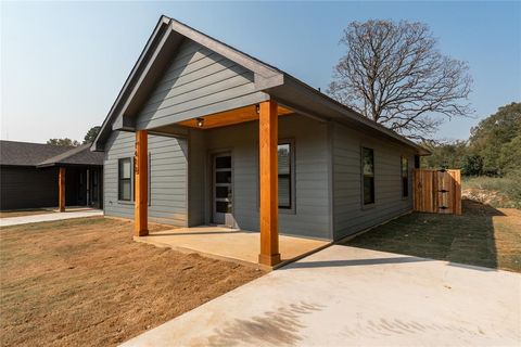 Photo of 1419 S 7th Avenue, Denison, TX 75021 (MLS # 21141095)