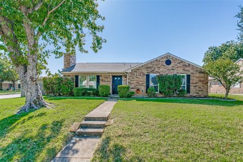 Photo of 935 Mapleleaf Lane, Coppell, TX 75019 (MLS # 21125562)