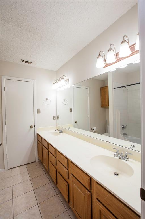 Dallas, Texas 75235, United States, 2 Bedrooms Bedrooms, ,2 BathroomsBathrooms,Residential,Active,215987