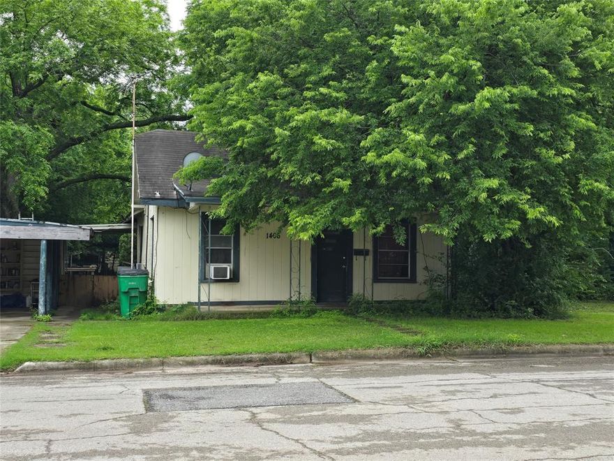 Needs TLC, priced accordingly. Great fix-and-flip or rental hold. Seller has 6 more properties available; package deals
welcome. Motivated seller. AS-IS sale. Act fast.