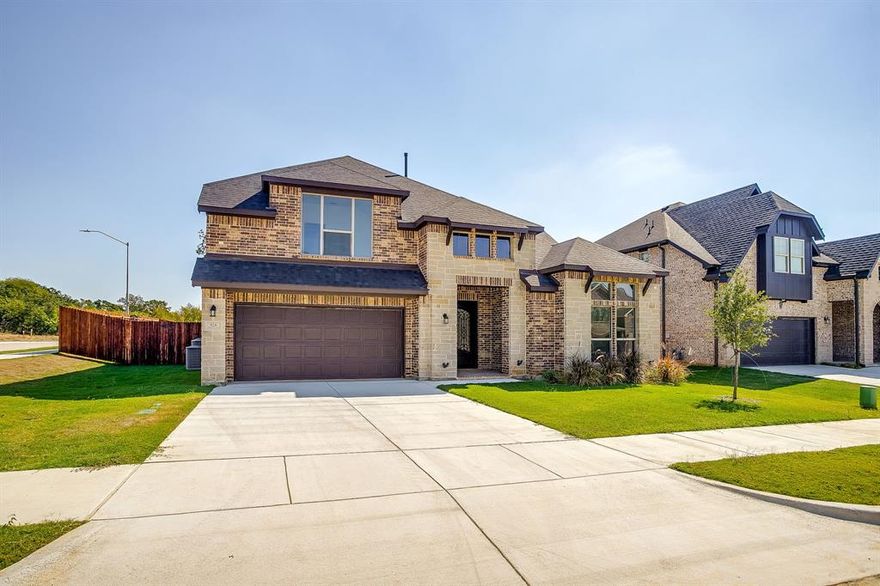 Gorgeous new build in Fort Worth! This 4-bed, 3-bath home offers nearly 3,000 sq. ft. of stylish living with soaring ceilings, a dramatic curved staircase, and a chef’s kitchen featuring granite countertops, stainless appliances, and a huge island. The luxe primary suite includes dual vanities, soaking tub, and walk-in shower. Enjoy a spacious game room upstairs, plus a fully fenced backyard with mature trees. Energy-efficient construction, great curb appeal, and a prime location make this a must-see!