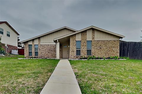 Photo of 3704 Fairfield Drive, Carrollton, TX 75007 (MLS # 21224941)