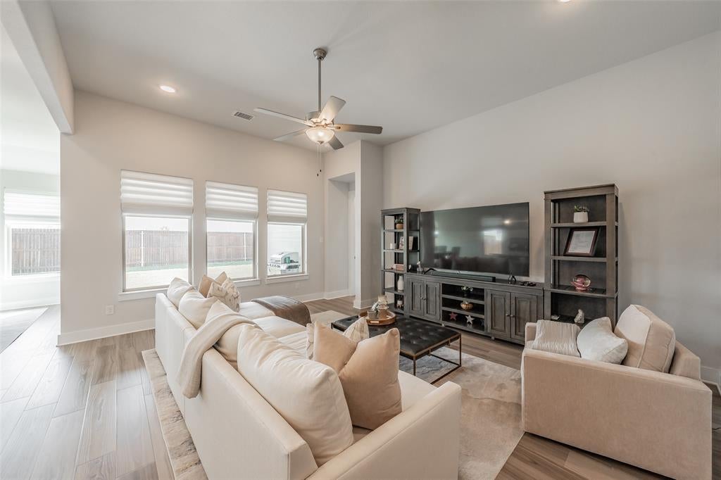 918 Hawthorn Lane