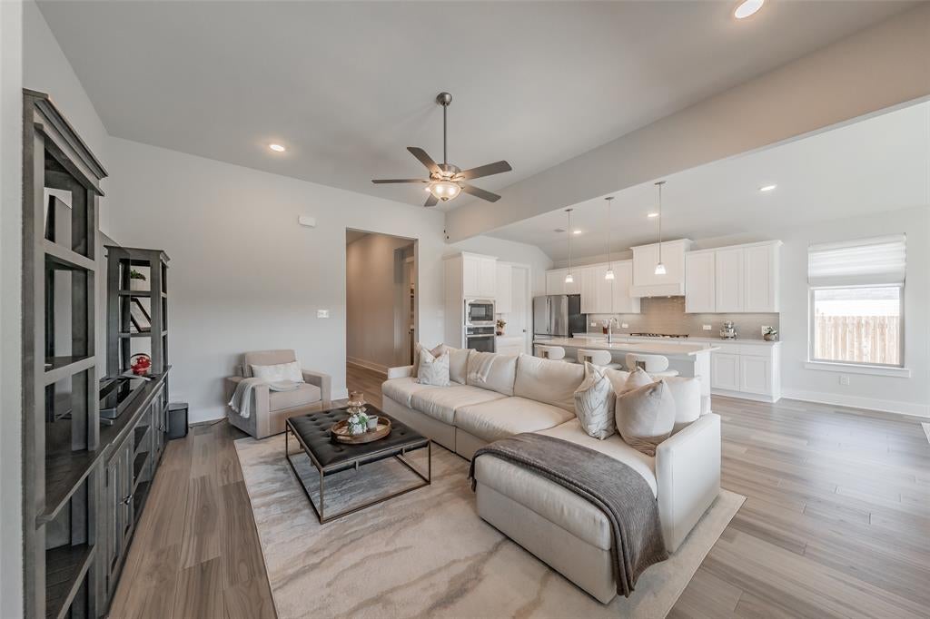 918 Hawthorn Lane