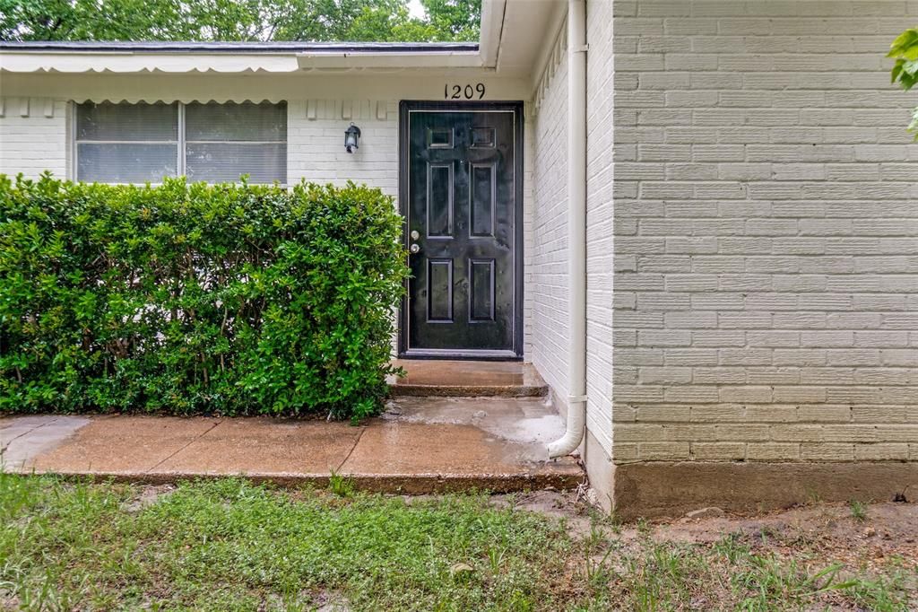 Photo of 1209 Edgemont Drive, Mesquite, TX 75149 (MLS # 21249074)