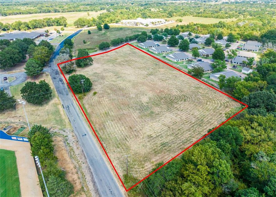 Great location for medical facility or housing development opportunity. Near Paris Regional Medial Center, schools, restaurants and more.