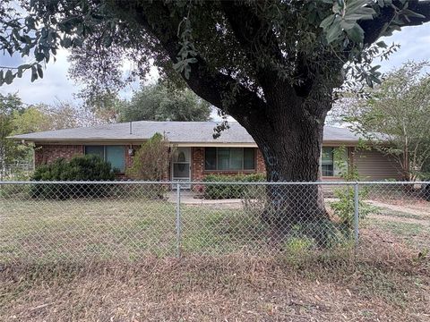 Photo of 603 N Stallworth St, Rosebud, TX 76570 (MLS # 21091298)