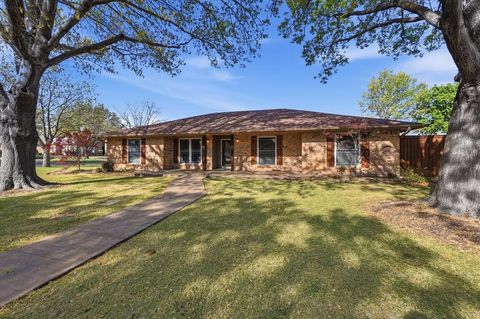 Photo of 101 Baird Circle, Highland Village, TX 75077 (MLS # 21218758)