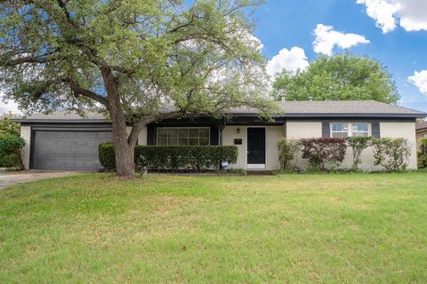 Photo of 4013 Wedgworth Road S, Fort Worth, TX 76133 (MLS # 21229183)