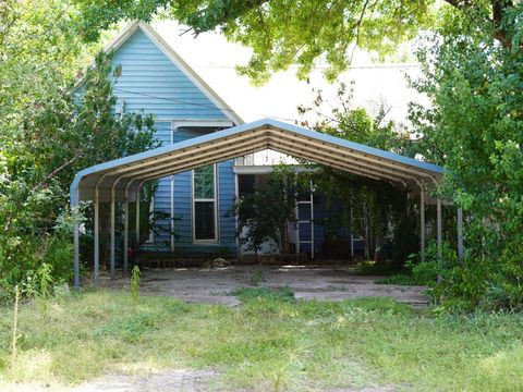 304 E Brazos Street Groesbeck TX 76642
