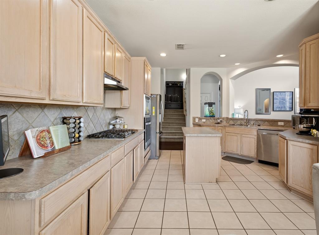 1137 Versailles Avenue