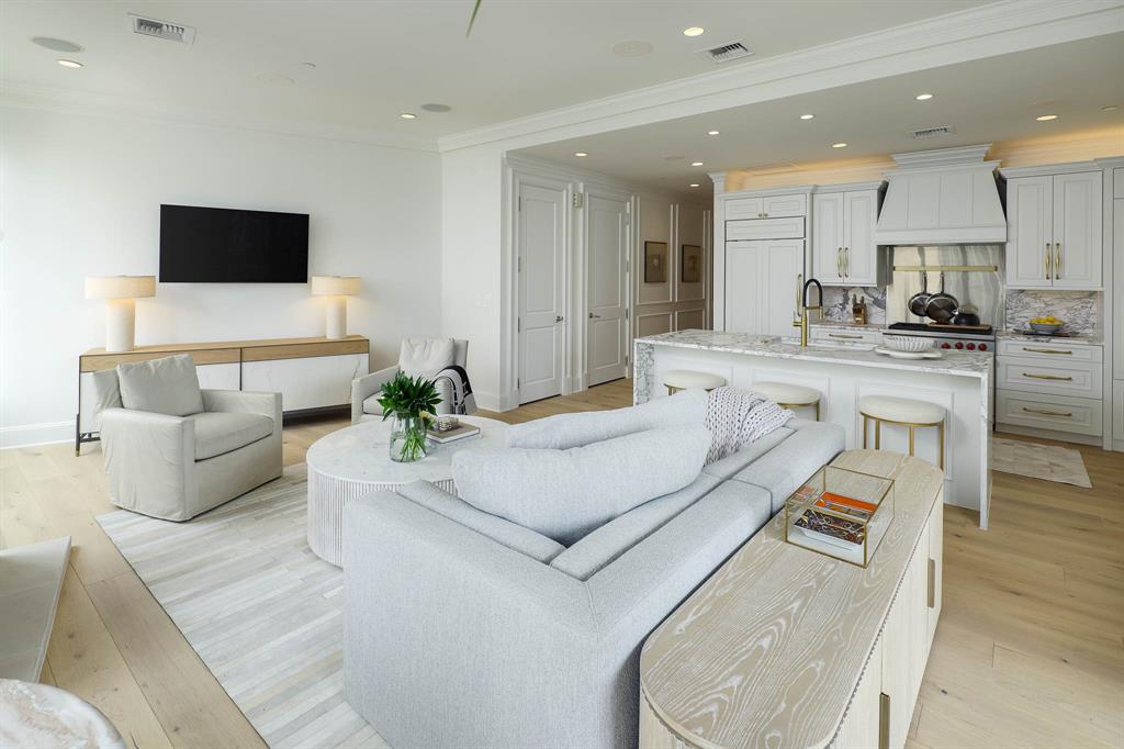 2555 N Pearl Street 505