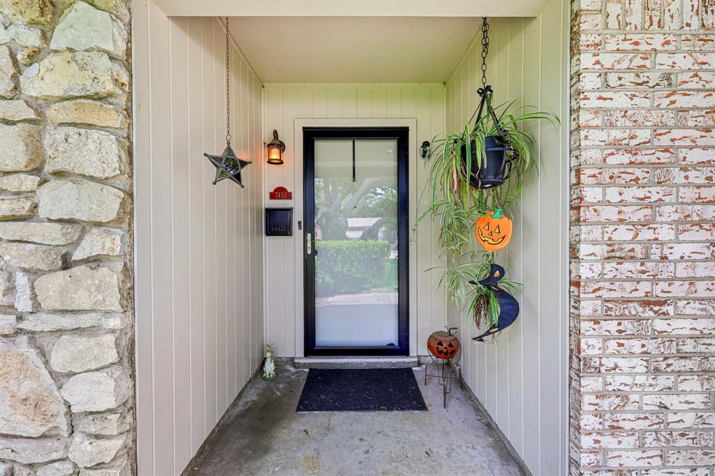 7452 Meadowcrest Drive