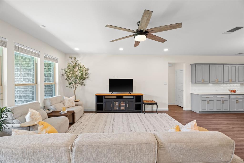 1833 Sebright Trail