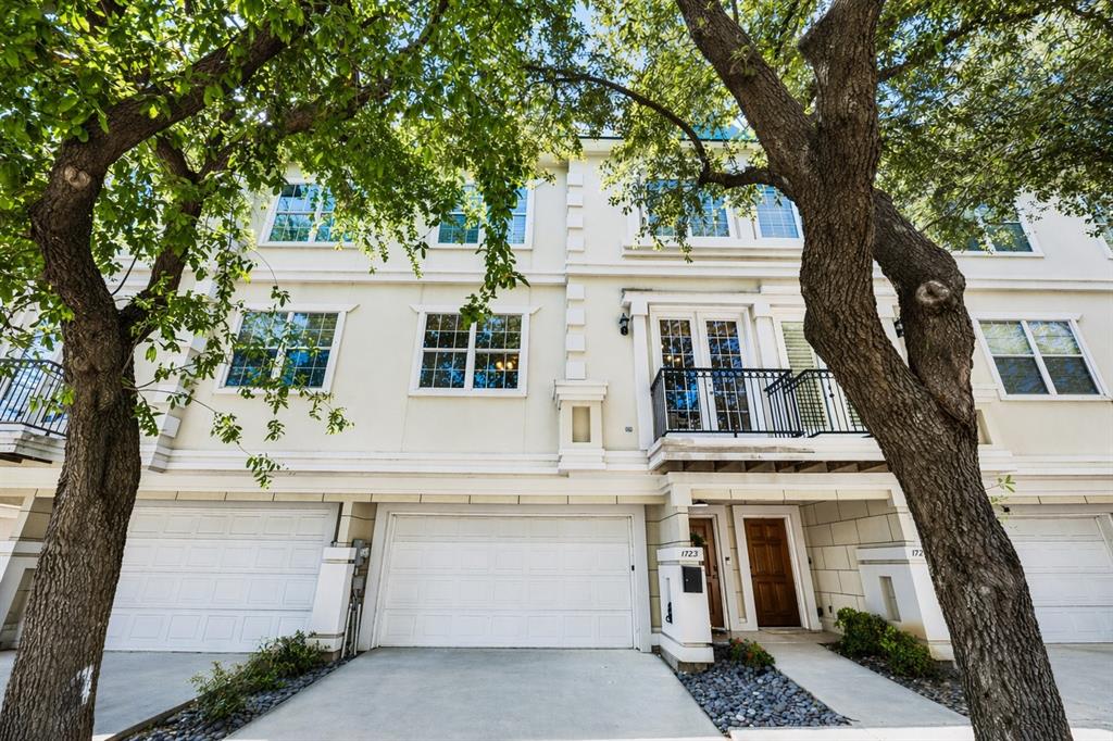 VERSAILLES II - Residential