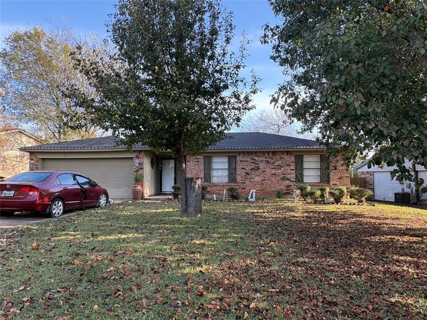 Enjoy this beautiful 3 bedroom 2 bath home.  All information to be verified by the buyer.  Rattikin Title Company, Melody Stovall, Vice President, Branch Manager & Escrow Officer, 3908 Interstate 20 West, Arlington, TX 76017 817-478-6100, mdixon@RattikinTitle.com.