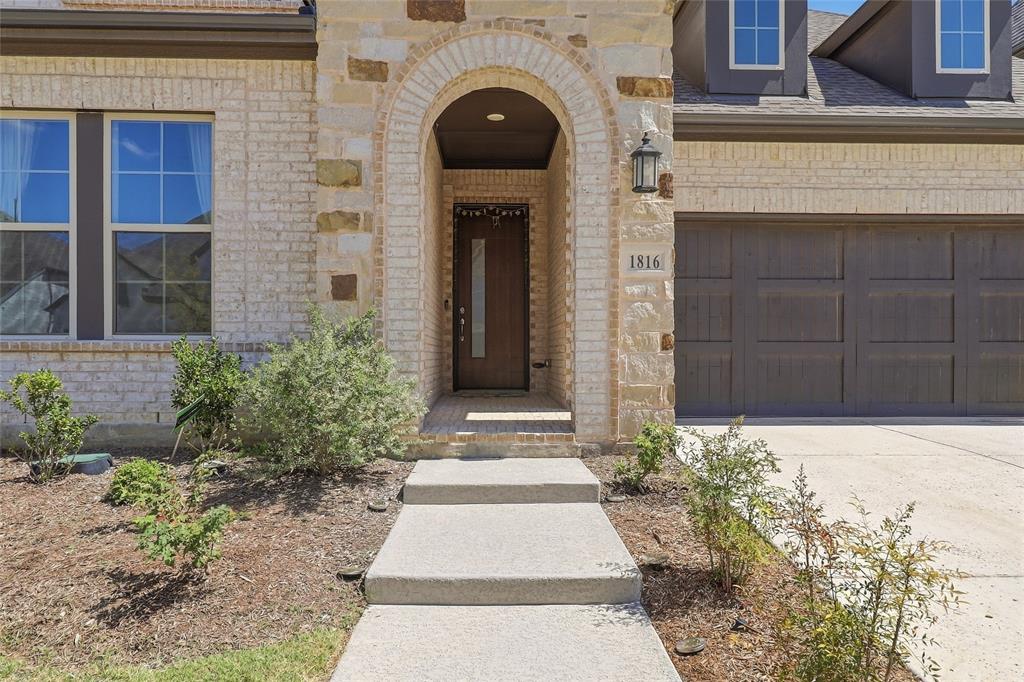 1816 Windy Lane