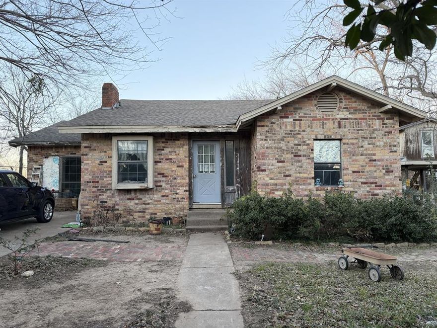 Perfect opportunity for an investor or fixer upper! The primary home features 3 bedrooms, 2 bathrooms. Then there is a small guest house separate from the primary home. Make this property your own to suit your needs. Lots of possibilities!