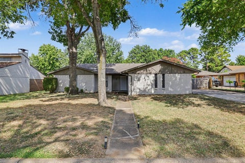 Photo of 826 Glacier Lane, Grapevine, TX 76051 (MLS # 21376231)