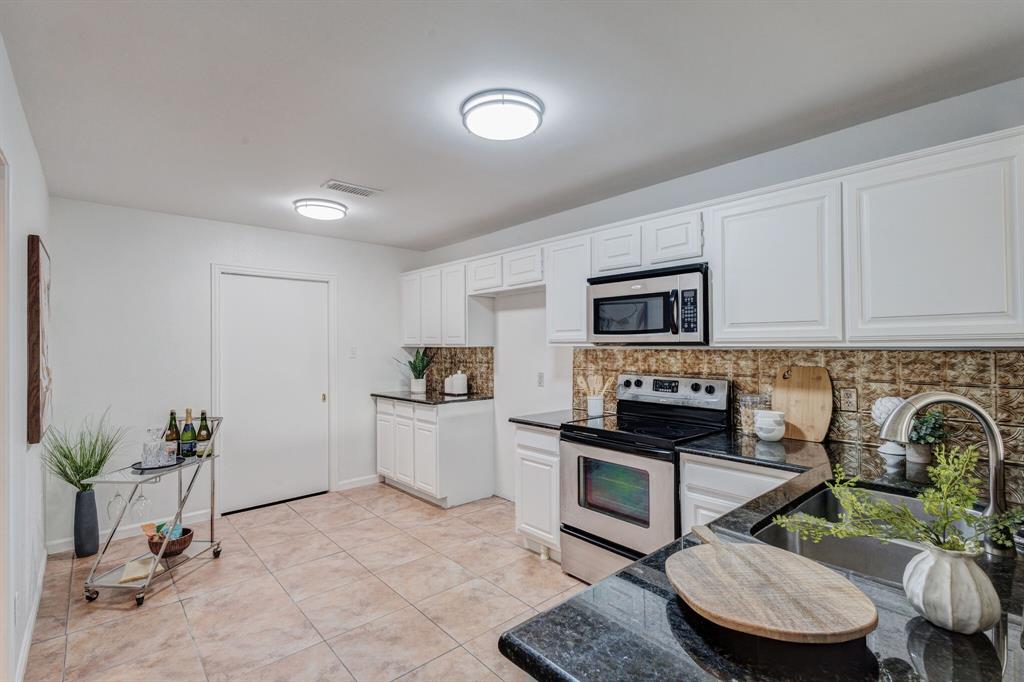 1417 Autumn Chase Square