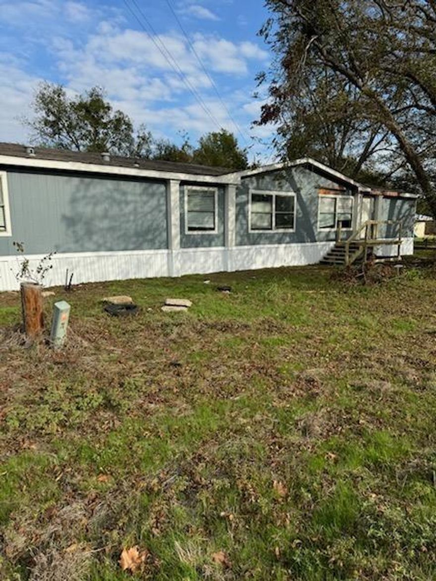 A cute, manufactured home on a quiet corner lot in Kileen Heights that needs some TLC. Corner lot for someone willing to put in a little work. Close to shopping and Near Richland Chambers Lake and Corsicana Lake. 
Buyer is to verify all schools and information.
