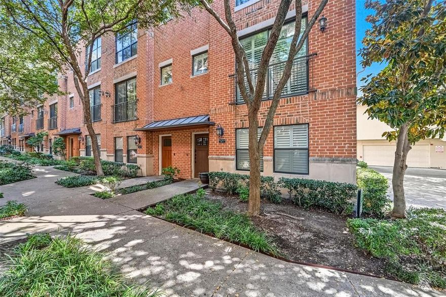 Highly desirable corner brownstone in the sought-after State Thomas neighborhood. This end unit features an open floor plan, hardwood floors throughout, plantation shutters, and a gourmet kitchen with granite countertops and stainless steel appliances. The primary suite offers a spa-like bath, large walk-in closet, and a flexible bonus room perfect for an office or guest space. Take in 360° skyline views from the impressive rooftop deck with a built-in kitchen, hot tub, LED lighting, and water feature. Just steps from Griggs Park, Klyde Warren Park, the American Airlines Center, and vibrant dining and shopping—this quiet, walkable neighborhood has it all.