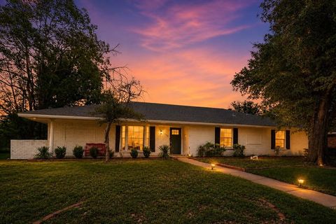 Photo of 1906 Surrey Circle, Grand Prairie, TX 75050 (MLS # 21258780)