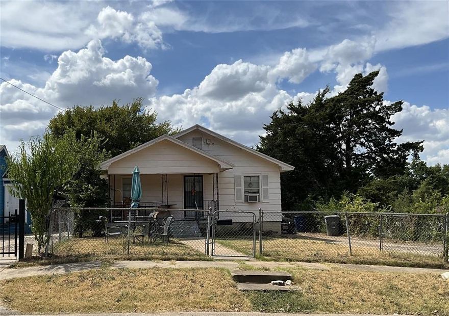 Priced to sell! This property is a fantastic investment opportunity located in a growing Dallas neighborhood. With close proximity to local parks, schools, and easy access to major highways, this home offers plenty of potential for investors or those looking to build. Don't miss out on this prime location!