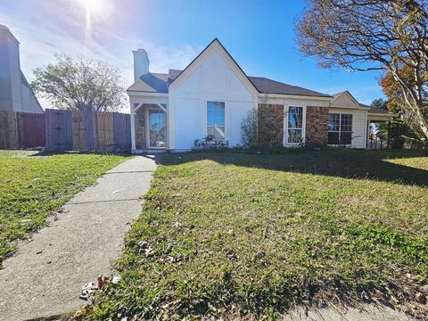 Photo of 817 Colchester Drive, Mesquite, TX 75149 (MLS # 21136402)