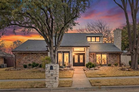 Photo of 1309 N Trail Drive, Carrollton, TX 75006 (MLS # 21180442)