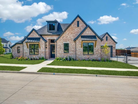 Photo of 301 FAIRMOUNT Ct, Denton, TX 76210 (MLS # 21398896)