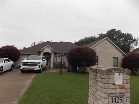Photo of 1425 Nottingham Drive, Kaufman, TX 75142 (MLS # 21256610)