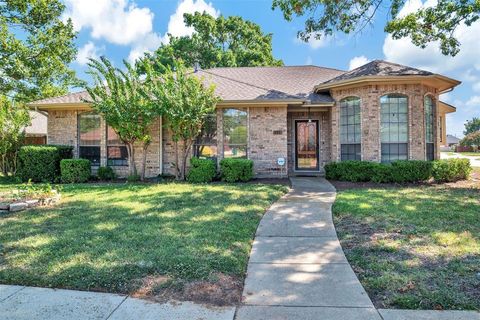 Photo of 1119 Tahlequah Trail, Carrollton, TX 75007 (MLS # 21079740)