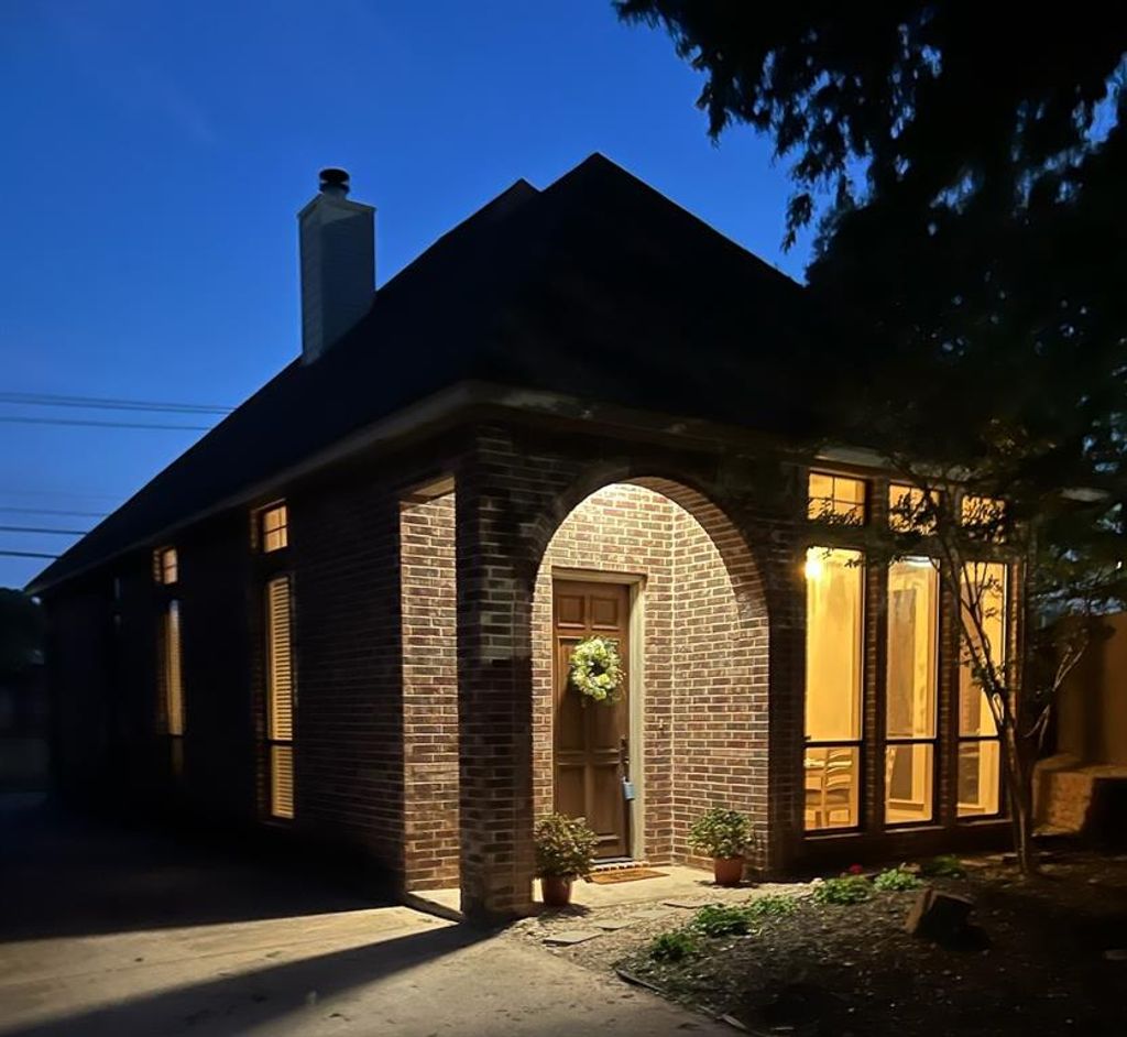 Photo of 4900 Ridglea Hills Court, Fort Worth, TX 76116 (MLS # 21252848)