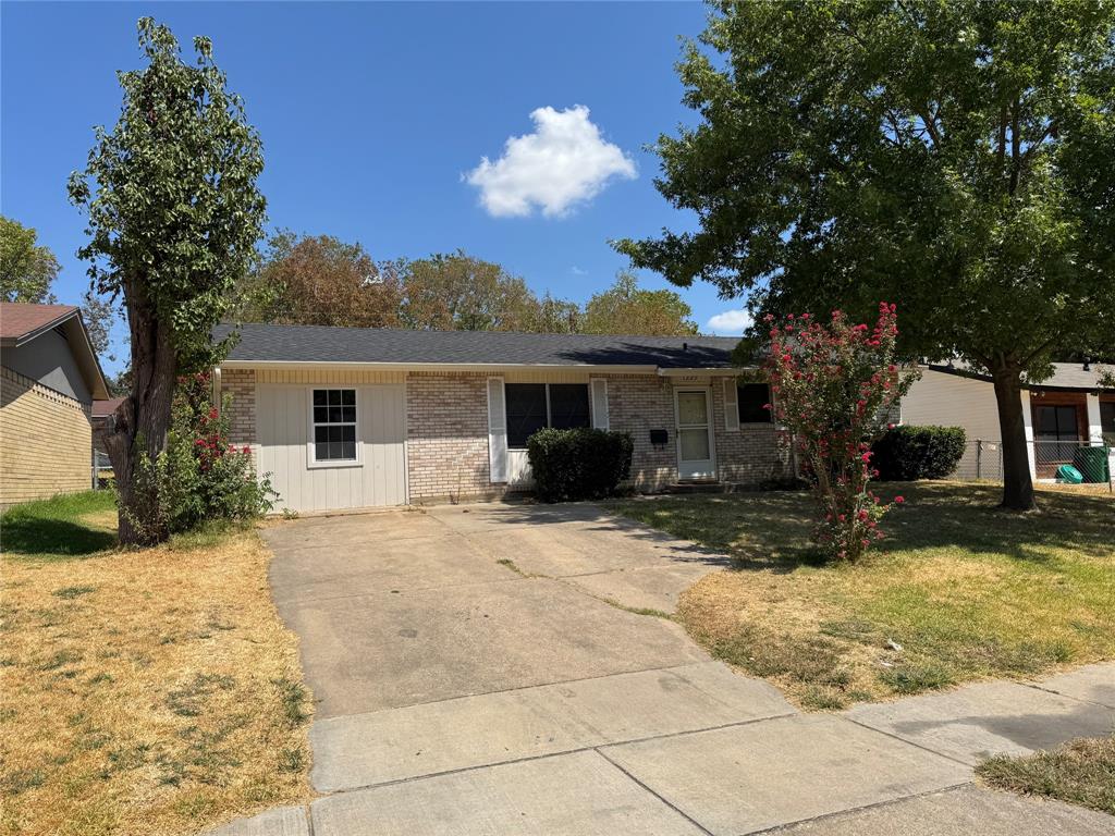 Photo of 1229 Greenbrier Drive, Mesquite, TX 75149 (MLS # 21380745)