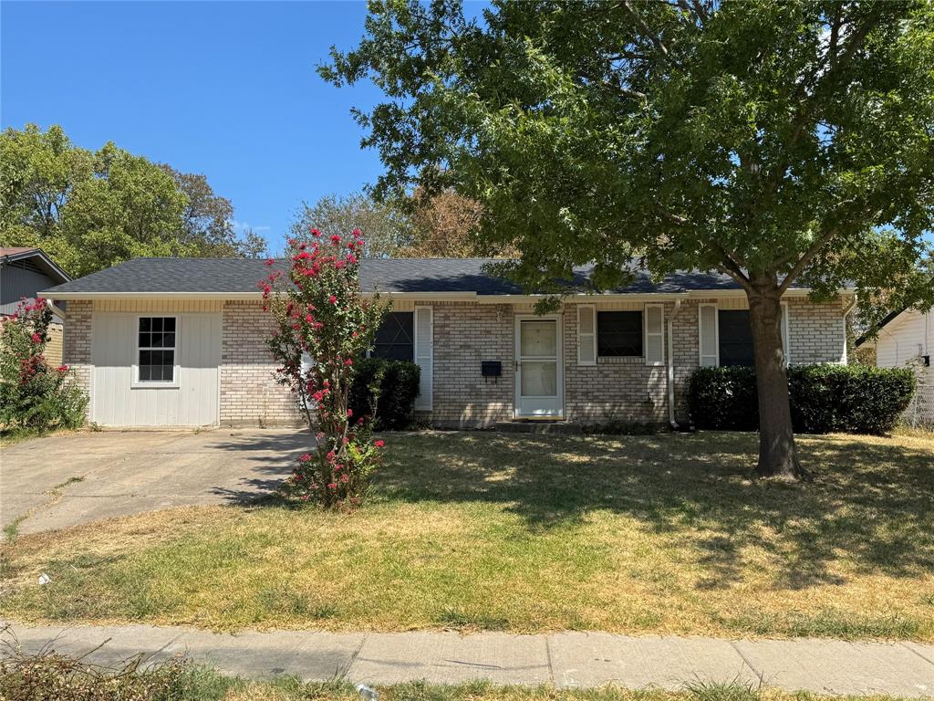 Photo of 1229 Greenbrier Drive, Mesquite, TX 75149 (MLS # 21380745)