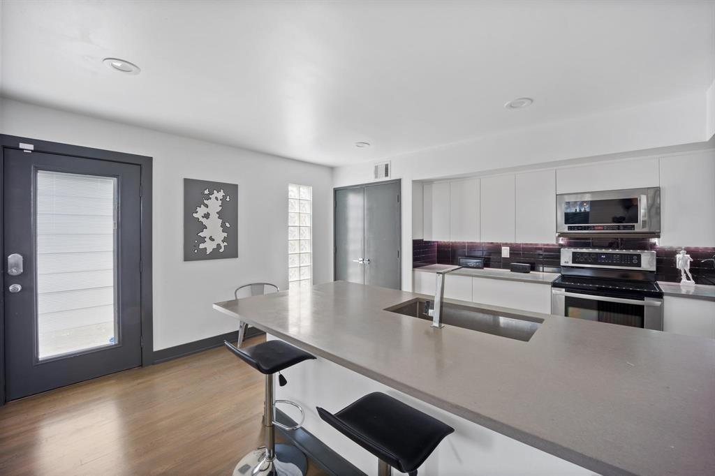 4134 Travis Street 11