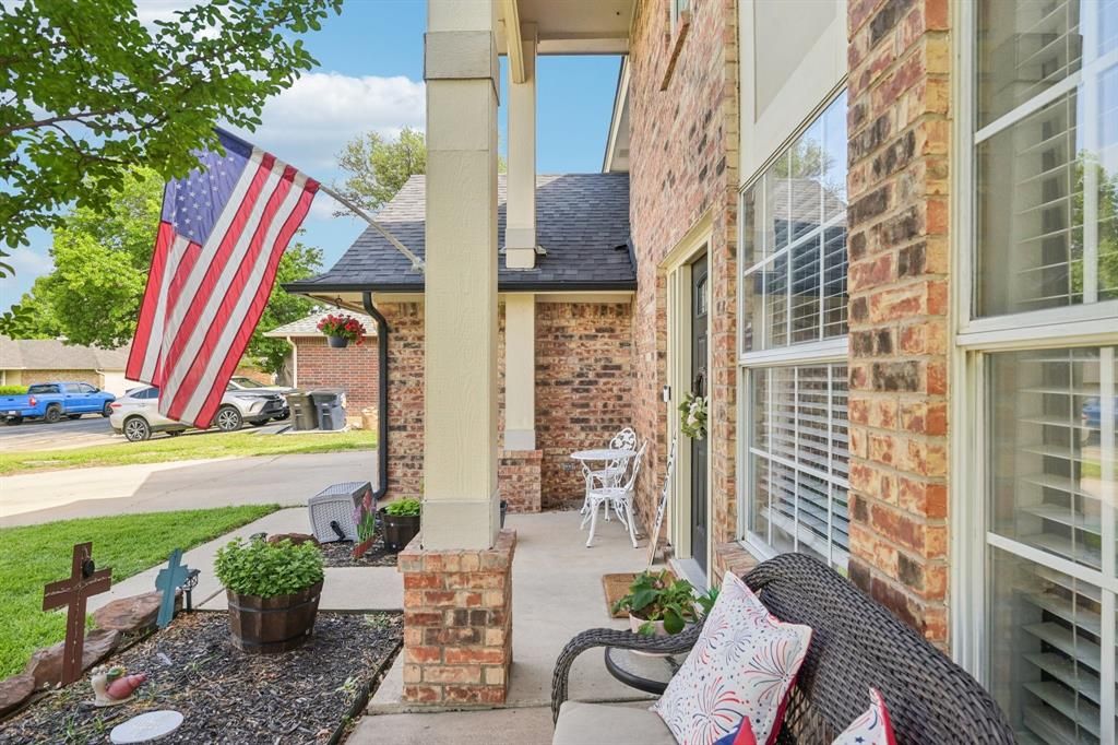 Photo of 6720 Wayfarer Trail, Fort Worth, TX 76137 (MLS # 21222231)