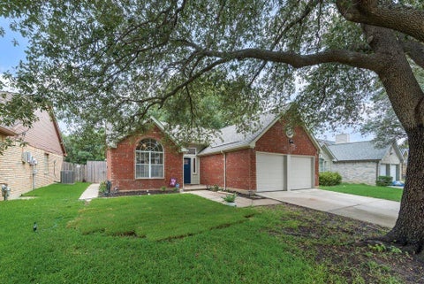 Photo of 10213 Long Rifle Drive, Fort Worth, TX 76108 (MLS # 21341958)