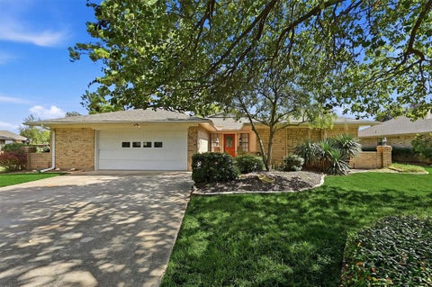 Photo of 718 Kiowa Drive W, Lake Kiowa, TX 76240 (MLS # 21413202)