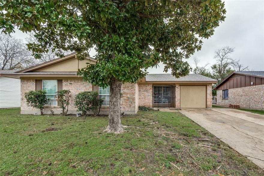 Move-in ready 4 bedrooms 2 living areas 1.5 baths will accommodate a growing family. Large fenced backyard provides lots of space for kids to play or family outside entertainment.  Established neighborhood is convenient to freeway and rapid transit.