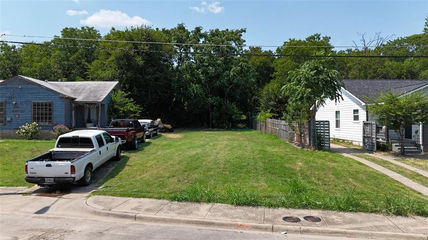 Incredible opportunity in one of Dallas' fastest-growing areas! Just 5 minutes from the Dallas Zoo and the brand-new Halperin Deck Park, and only 10 minutes south of Downtown, this lot offers unbeatable convenience and access to the city’s best attractions. Located in a rapidly developing neighborhood with new construction all around, this lot is ready for your vision with utilities nearby. Whether you're a builder, investor, or future homeowner, this is the perfect location to create something special. Don't miss your chance to get in early in this dynamic area!