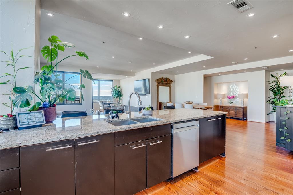 Metropolitan 1200 Main St Condo - Residential