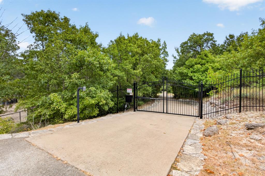 6400 Lake Oaks Circle
