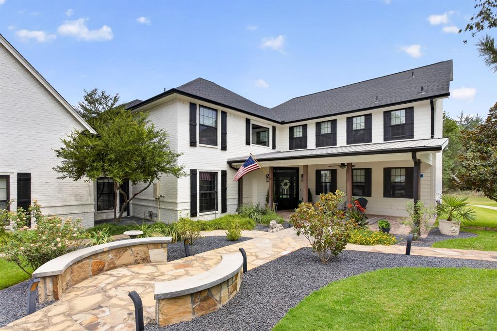 6400 Lake Oaks Circle