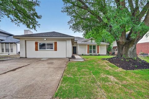 Photo of 2832 Red Oak Drive, Grand Prairie, TX 75052 (MLS # 21250364)