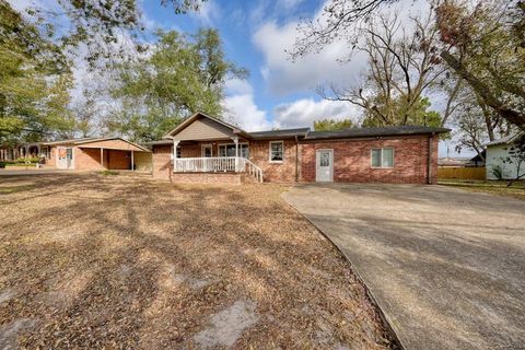 A home in Lindale