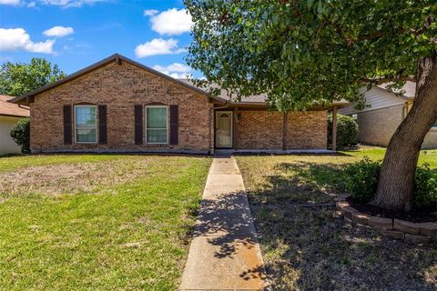 Photo of 1644 Glenhill Lane, Lewisville, TX 75077 (MLS # 21306846)
